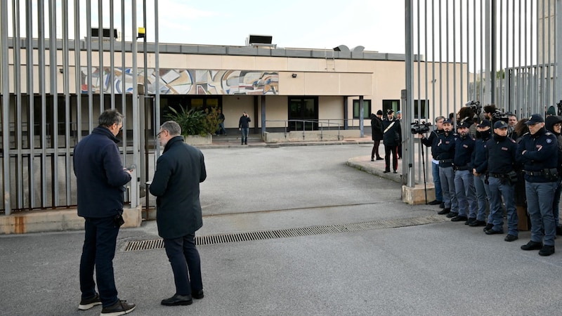 Carabinieri vor Gericht (Bild: AFP/Alberto Pizzoli)