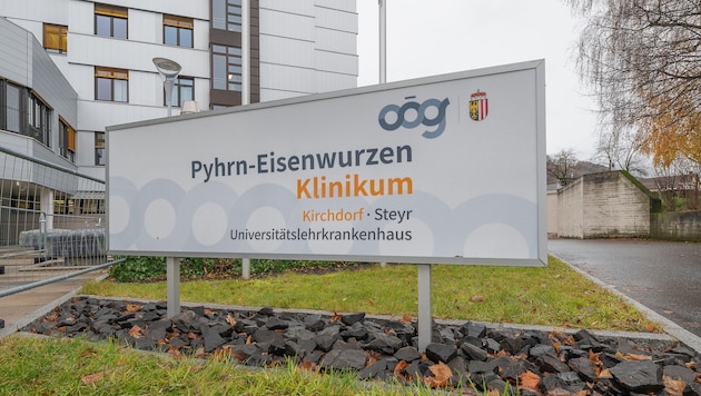 Der Arzt aus dem Klinikum Kirchdorf wurde entlassen, deswegen zieht er jetzt vor Gericht.  (Bild: Haijes Jack)