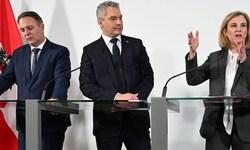 Von links: SPÖ-Chef Andreas Babler, Kanzler Karl Nehammer und NEOS-Chefin Beate Meinl-Reisinger