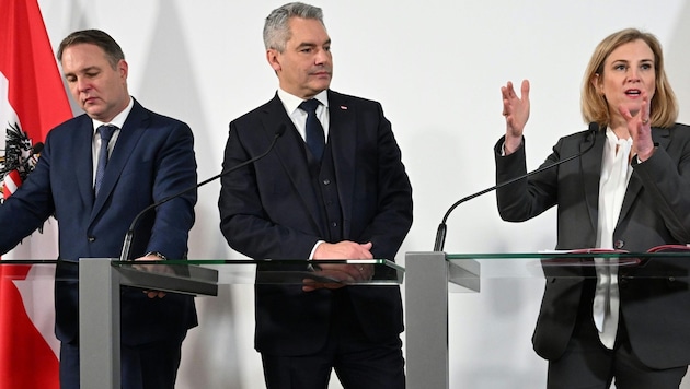 From left: SPÖ leader Andreas Babler, Chancellor Karl Nehammer and NEOS leader Beate Meinl-Reisinger (Bild: APA/Helmut Fohringer)