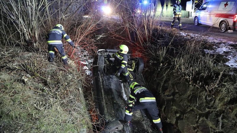 Die Einsatzkräfte stiegen mit einer Steckleiter zu den Verletzten und dem Wagen ab. (Bild: Thomas Zeiler)