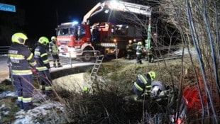 Das Auto überschlug sich und kam mit dem Dach nach unten in einem Bach zu liegen. (Bild: Thomas Zeiler)