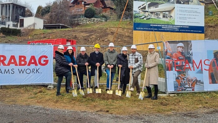 Vertreter von Siller, Raiffeisen, Strabag, Living One und Werkform beim Spatenstich.