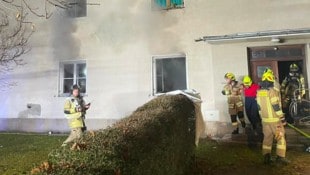 Die Feuerwehr evakuierte Bewohner aus dem Gebäude. (Bild: FF Hall, Krone KREATIV)