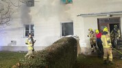 Die Feuerwehr evakuierte Bewohner aus dem Gebäude.