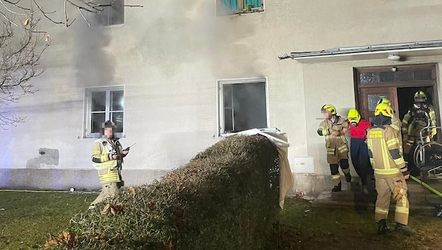 Die Feuerwehr evakuierte Bewohner aus dem Gebäude. (Bild: FF Hall, Krone KREATIV)