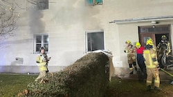 Die Feuerwehr evakuierte Bewohner aus dem Gebäude. (Bild: FF Hall, Krone KREATIV)