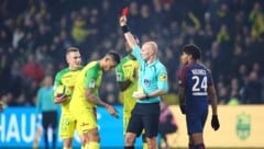 Genervt: Nach einem Zusammenstoß mit einem Spieler trat Referee Tony Chapron erst nach und zeigte dann Rot. (Bild: REUTERS/STEPHANE MAHE)