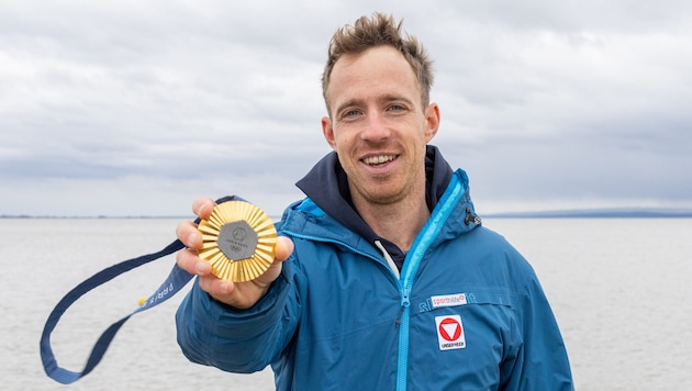 Stolz präsentiert Lukas Mähr am Neusiedler See seine Olympia-Goldmedaille. (Bild: Urbantschitsch Mario)