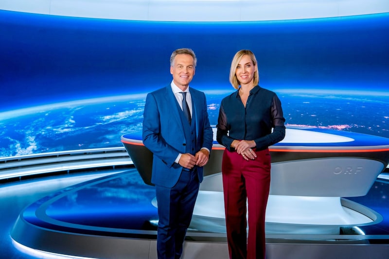 Im Studio wird sie auch zu Weihnachten mit Kollege Tarek Leitner stehen. (Bild: ORF / FIRST LOOK/ORF)