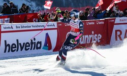 Lindsey Vonn strahlt im Ziel mit der Sonne um die Wette.
