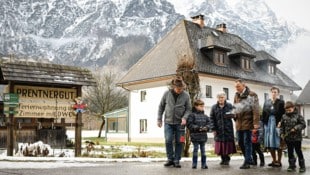 Vor dem Prentnergut in Hinterstoder räuchern die Pernkopfs den Hof aus und bitten damit um Schutz und gute Ernte (Bild: Wenzel Markus/Markus Wenzel)