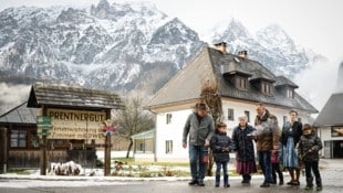 Vor dem Prentnergut in Hinterstoder räuchern die Pernkopfs den Hof aus und bitten damit um Schutz und gute Ernte (Bild: Wenzel Markus/Markus Wenzel)