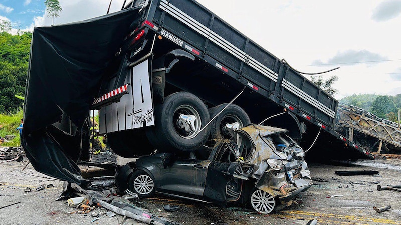 In den schrecklichen Unfall waren ein Pkw, ein Sattelzug (Bild) und der Bus verwickelt. (Bild: AFP/Minas Gerais Fire Department)