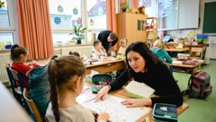 Simone Hütter unterrichtet eine erste Klasse. „Anstrengend ist jeder Tag, aber ich mache meinen Job wahnsinnig gerne“, sagt die Lehrerin. (Bild: Markus Wenzel)