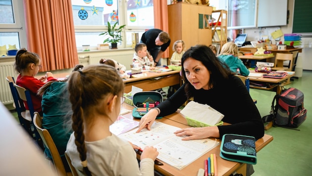 Simone Hütter teaches a first grade class. "Every day is exhausting, but I really enjoy my job," says the teacher. (Bild: Markus Wenzel)