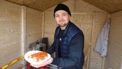 Mario Orth schenkt an drei Tagen die Woche Gratis-Essen aus. (Bild: Jöchl Martin)