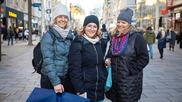 Melanie, Melanie und Daniela sind aus Tirol für einen Tagestrip mit dem Zug angereist, um einen netten Samstag vor Weihnachten zu verbringen und letzte Geschenke zu besorgen. (Bild: Urbantschitsch Mario/Mario Urbantschitsch)