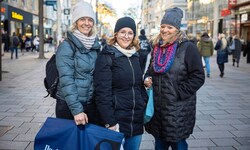 Melanie, Melanie und Daniela sind aus Tirol für einen Tagestrip mit dem Zug angereist, um einen ...