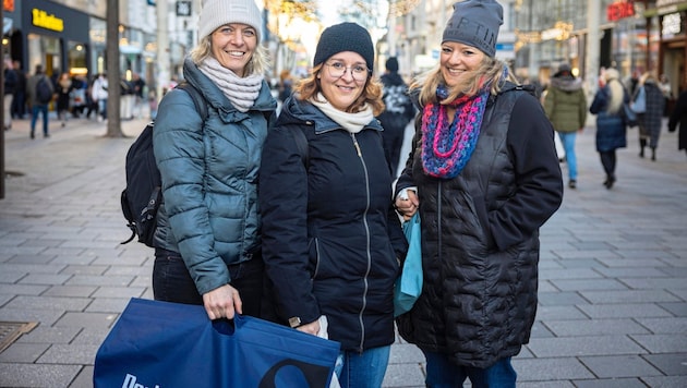 Melanie, Melanie und Daniela sind aus Tirol für einen Tagestrip mit dem Zug angereist, um einen netten Samstag vor Weihnachten zu verbringen und letzte Geschenke zu besorgen. (Bild: Urbantschitsch Mario/Mario Urbantschitsch)