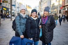 Melanie, Melanie und Daniela sind aus Tirol für einen Tagestrip mit dem Zug angereist, um einen netten Samstag vor Weihnachten zu verbringen und letzte Geschenke zu besorgen. (Bild: Urbantschitsch Mario/Mario Urbantschitsch)