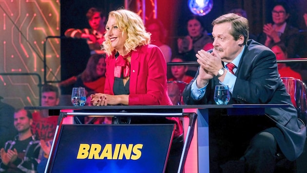 Silvia Wirnsberger with physicist Werner Gruber at the "Clever" quiz show. (Bild: ORF / FIRST LOOK/ORF)