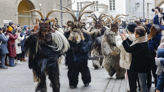 Finstere Gestalten liefen über den Christkindlmarkt (Bild: Tschepp Markus)