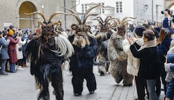 Finstere Gestalten liefen über den Christkindlmarkt (Bild: Tschepp Markus)