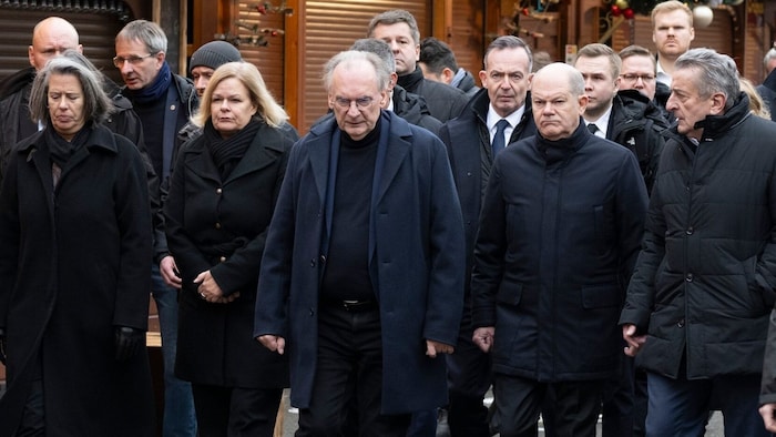 Politikerinnen und Politiker am Tatort