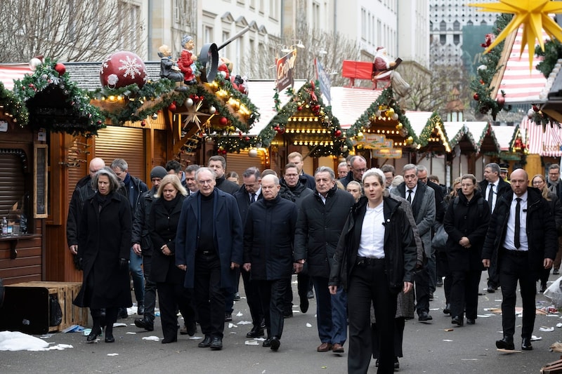 Trauer nach dem Anschlag auf dem Weihnachtsmarkt (Bild: APA/dpa/Sebastian Kahnert)