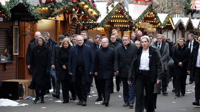 Politicians at the scene of the crime (Bild: APA/dpa/Sebastian Kahnert)