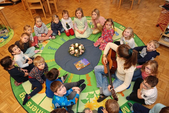 Kindergartenpädagogin Viktoria Paar singt mit den Mädchen und Buben Weihnachtslieder.