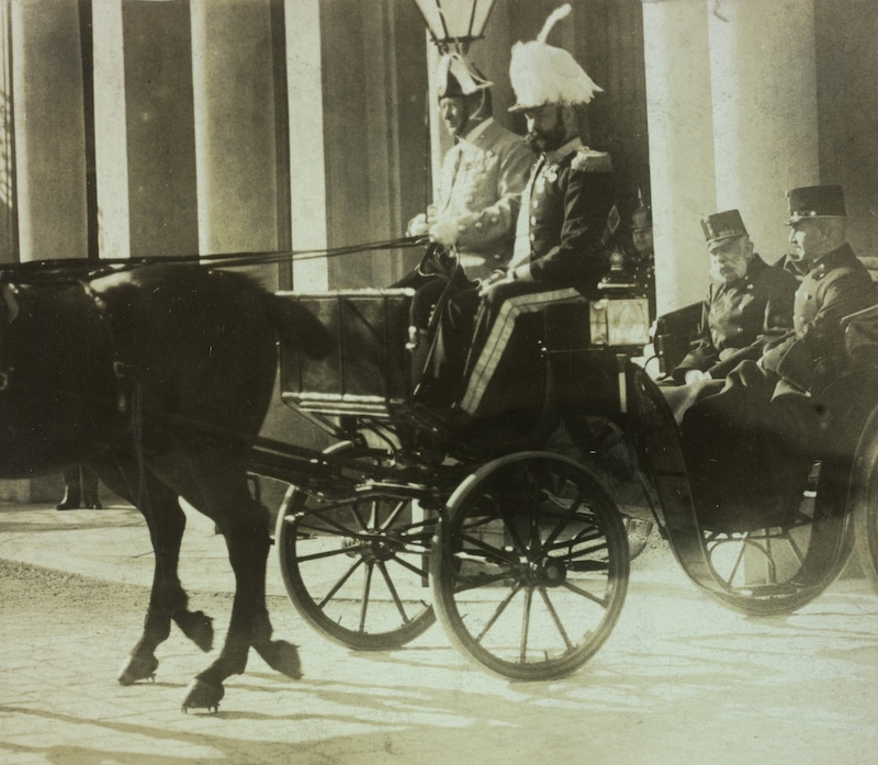 Graf Heinrich Hoyos begleitet den greisen Kaiser Franz Joseph bei der Ausfahrt. (Bild: ÖNB-Bildarchiv / picturedesk.com)