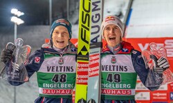 Jan Hörl (li.) gewinnt in Engelberg, Daniel Tschofenig wird Zweiter.