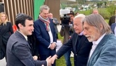 Produzent Norbert Blecha (re.) mit Ex-Kanzler Franz Vranitzky bei der Premiere in Kobersdorf. (Bild: Grammer Karl)