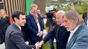 Produzent Norbert Blecha (re.) mit Ex-Kanzler Franz Vranitzky bei der Premiere in Kobersdorf. (Bild: Grammer Karl)