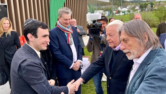 Produzent Norbert Blecha (re.) mit Ex-Kanzler Franz Vranitzky bei der Premiere in Kobersdorf. (Bild: Grammer Karl)