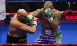 Oleksandr Usyk (r.) bleibt Schwergewichts-Weltmeister.