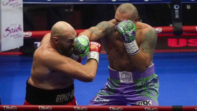 Oleksandr Usyk (r.) bleibt Schwergewichts-Weltmeister. (Bild: AP ( via APA) Austria Presse Agentur/ASSOCIATED PRESS)