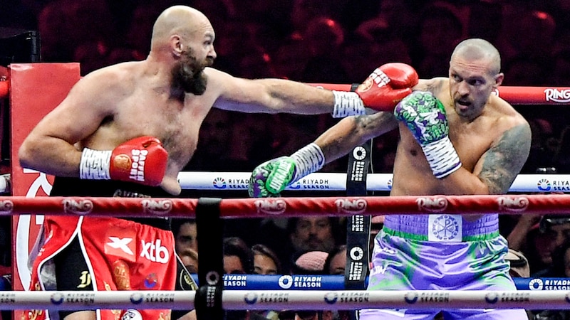 Tyson Fury (l.) und Oleksandr Usyk (Bild: AFP/APA)