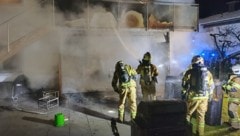 Rund 40 Einsatzkräfte bekämpften das Feuer. (Bild: ZOOM Tirol)