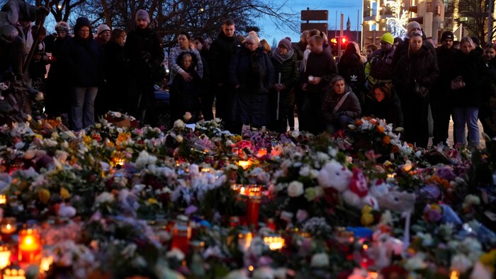 Im Gedenken an die Opfer werden Blumen und Stofftiere niedergelegt.