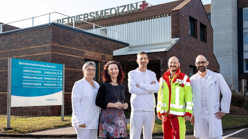 Sylvia Hammer-Stelzmüller (2. v. l.), hier mit Kollegen, leitet die Betriebsmedizin der voestalpine in Linz. (Bild: voestalpine)