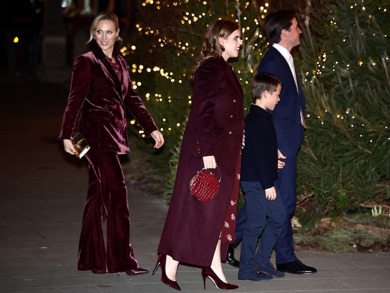 Cousine Zara Tindall, Prinzessin Beatrice, Stiefsohn Wolfie und Edoardo Mapelli Mozzi beim Weihnachtskonzert von Prinzessin Kate Mitte Dezember.  (Bild: APA Pool/AFP/HENRY NICHOLLS)