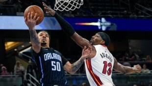 Cole Anthony im Duell mit Bam Adebayo (Bild: AP/ASSOCIATED PRESS)