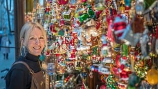 Shopleiterin Alexandra Klampfl vor der legendären Weihnachtsauslage von Haller in der Grazer Herrengasse (Bild: Juergen Fuchs)