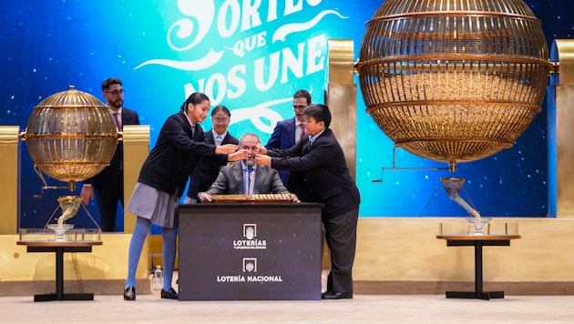 Children from the San Ildefonso school help with the El Gordo Christmas lottery draw at Madrid's Teatro Real and sing out the winning numbers. (Bild: APA Pool/Bernat Armangue)