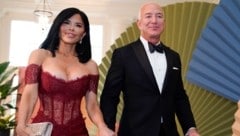 Lauren Sanchez und Jeff Bezos sind seit 2023 verlobt. (Bild: picturedesk.com/DREW ANGERER / AFP)