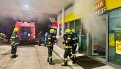 Beim Eintreffend er Florianijünger drang dichter Rauch aus dem tankstellenshop (Bild: AFK Mondsee/Stoxreiter)