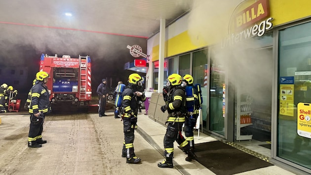 Beim Eintreffend er Florianijünger drang dichter Rauch aus dem tankstellenshop (Bild: AFK Mondsee/Stoxreiter)